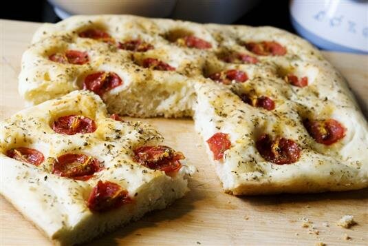 Сытное focaccia con pomodorini для всей семьи